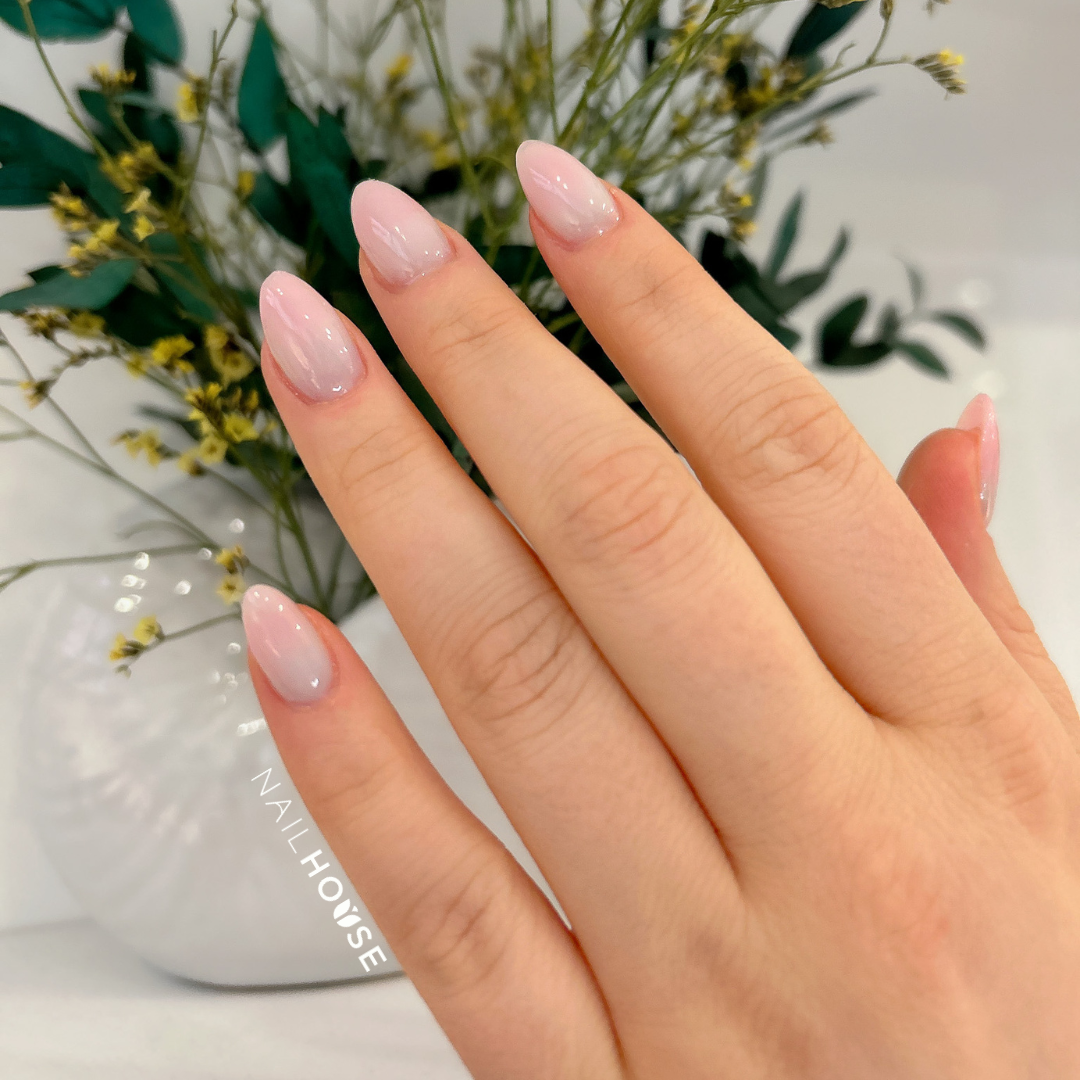 Read more about the article Cold Weather Nail Care: How to Keep Your Nails Strong and Healthy This Fall